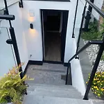 Delrae Apartments